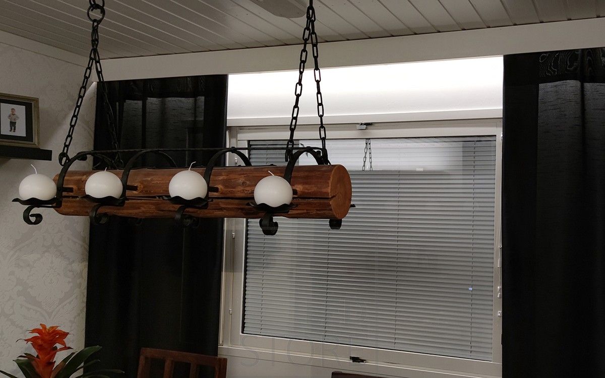Led nauha pintaprofiilissa verhokiskon ja koristelistan takana luo kaunista ja pehmeää valoa olohuoneeseen. Ledstore.fi